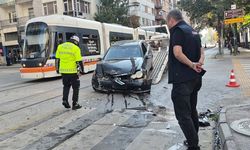 Eskişehir'de iki araç kafa kafaya çarpıştı