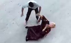 Cadde ortasında boğazını sıktığı kadını yerde sürükledi