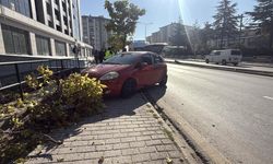 Eskişehir’de alkollü sürücü dehşet saçtı: Minibüse ve ağaca çarptı