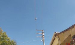 Eskişehir'de merak konusu oldu: Yıllardır elektrik telinde duran bir çift botun sırrı çözülemiyor