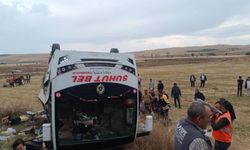 Afyonkarahisar'da midibüs devrildi: 25 kişi yaralandı