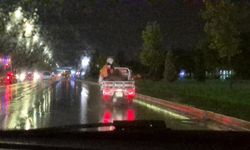 Eskişehir’de yağmura aldırış etmeden tehlikeli yolculuk