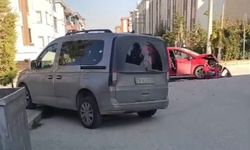 Tepebaşı’nda iki araç çarpıştı, otomobilde ağır hasar oluştu