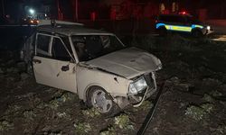 Eskişehir’de polisten kaçan otomobil takla atıp tarlaya uçtu