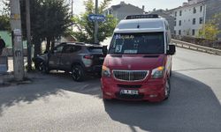 Eskişehir’de faciadan dönüldü: Otomobil ağaca çarparak durdu