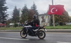 Eskişehir’de motosikletli sürücüden bayraklı kutlama