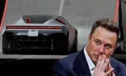 Elon Musk’tan uçan otomobil gösterisi: Roadster havada takla attı