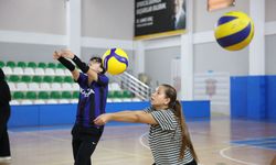 Yunus Emre Spor Tesisleri’nde çocuklar voleybolla buluşuyor