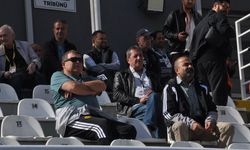 Şapcı tribünden izledi
