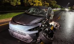 Niğde’de refüje çıkarak, ağaca çarpan SUV araç kullanılamaz hale geldi