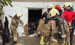 Küçükçekmece’de evi suyu basan adam itfaiye ekipleri tarafından kurtarıldı