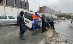 Arnavutköy’de yağış sonrası yol çöktü, araç çukura saplandı