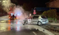 Park halindeki araçlara çarpıp alev aldı: 2 kişi yaralandı