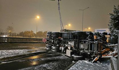 Beylikdüzü’nde kar küreme aracı devrildi: 1 yaralı