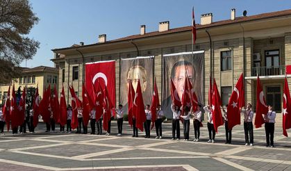 Eskişehir’de 23 Nisan Töreni Atatürk Anıtı’na çelenk sunumu ile başladı!