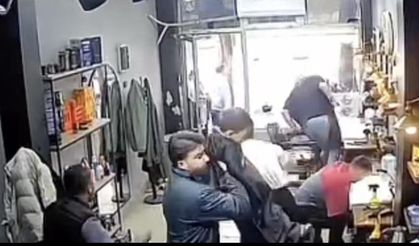 Arnavutköy’de deprem esnasında berber tıraş ettiği çocuğu omuzlayarak dışarı çıktı