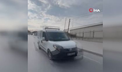 Ters yönden gelen araç ile motosiklet sürücüsü kafa kafaya geldi: O anlar kamerada