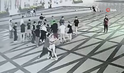 Bursa’da bıçaklı dehşet kamerada: 14 yaşındaki kız ortalığı savaş alanına çevirdi