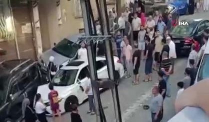 Esenyurt’ta direksiyon hakimiyetini kaybeden kadın sürücü park haldeki araçlara çarptı
