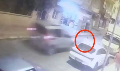 Siirt’te aniden yola çıkan çocuğa aracın çarptığı anlar kamerada