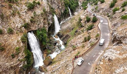 Dünyanın en yüksekteki ikinci şelalesi eşsiz manzarası kendine hayran bıraktırdı