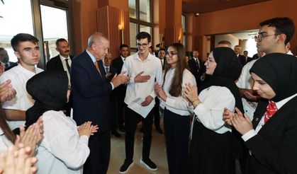 Cumhurbaşkanı Erdoğan, Ahlat'ta öğrencileri kabul etti