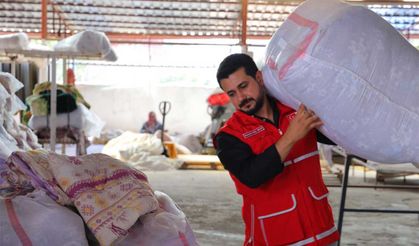 Deprem şehri Kahramanmaraş’ta esnaf, bin adet yorgan bağışı yaptı