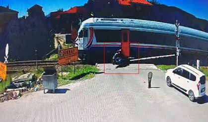 Zonguldak'ta korkunç anlar! Yolcu treni ile motosiklet böyle çarpıştı