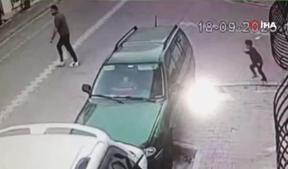Esenyurt’ta oğluna araba çarpacağını gördü, kendini otomobilin önüne attı: O anlar kamerada