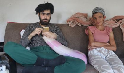 Eve ve sanal dünyaya bağımlı hale gelen genç, annesine acı çektiriyor