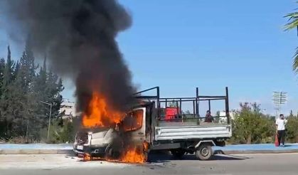 Adana'da kamyonet alev alev yandı