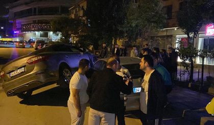 Park halindeki 2 araca çarpıp asılı kaldı: Sürücü olay yerinden kaçtı