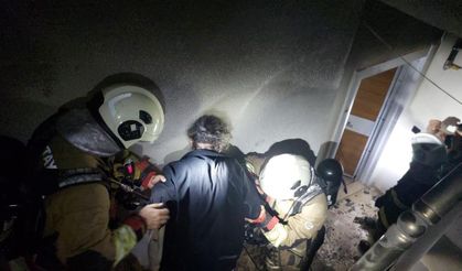 Alevlerin yükseldiği binada dumandan etkilenen vatandaşları itfaiye kurtardı