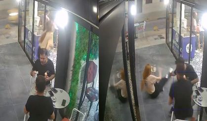 Dikkatsizliğiyle cam kapıya çarpan kadın personelin yere savrulduğu anlar kamerada