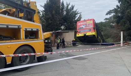 Üsküdar’da freni patlayan İETT otobüsü istinat duvarına böyle çarptı
