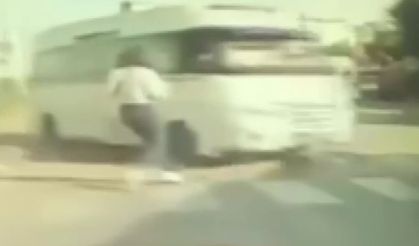 Genç kız ezilmekten son anda kurtuldu