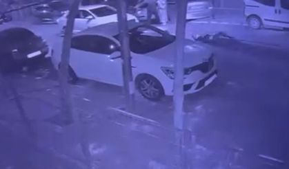 Yolun karşısına geçen adama otomobil çarptı