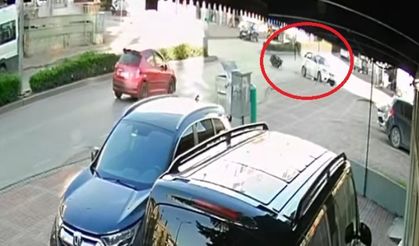 Otomobille çarpışan motosikletli, metrelerce havaya savruldu