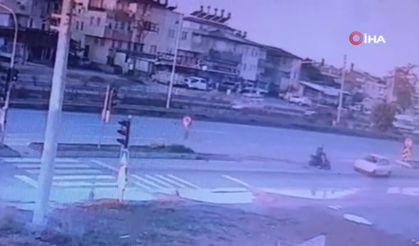 Otomobille çarpışan motosikletli metrelerce havaya savruldu