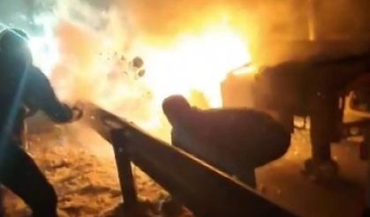 Tırda çıkan yangını söndürmek için elleriyle kar attılar