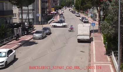 Motosikletli kaputa yapıştı, otomobil motosikletlinin üstünden geçti