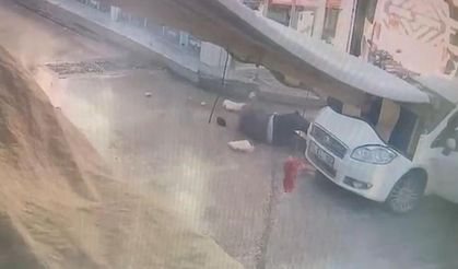 Alışveriş yaptıktan sonra otomobilin altında kaldı