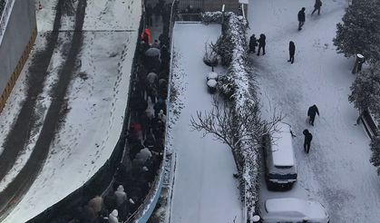 Karlı kaplı yollarda yürüyen vatandaşların karla imtihanı