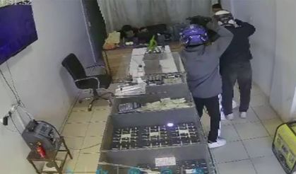 Silahlı 2 hırsız, 3 dakika içerisinde kuyumcuyu soydu... Korku dolu anlar kamerada