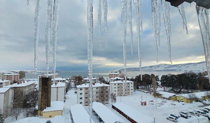 Tatvan’da sibirya soğukları etkili oluyor: Çatılarda metrelerce buz sarkıtları oluştu