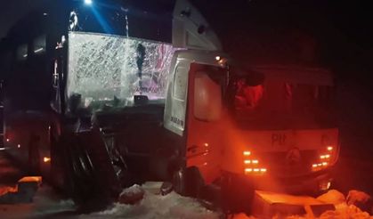 Sarıkamış’ta otobüs kamyona çarpı: 9 yaralı