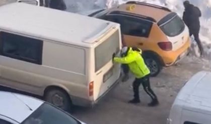 Yüksekova’da soğuk havada iç ısıtan hareket: Trafik polisi mahsur kalan aracı iterek kurtardı