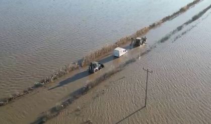 Sel sularında araçta mahsur kalan sürücü ekiplerce kurtarıldı