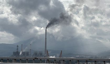 Soma’da, termik santralden yükselen siyah duman kentin soluğunu kesiyor