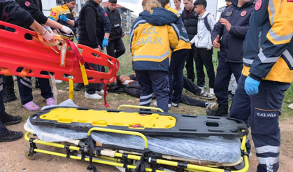 Ehliyetsiz sürücü, park halindeki araçlara çarptı: 8 öğrenci yaralandı